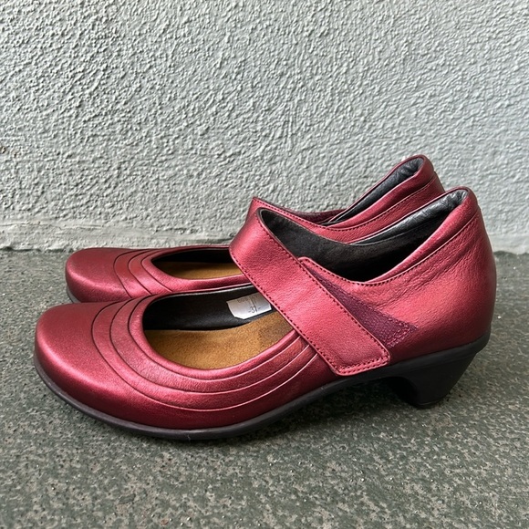 NAOT Mary Jane Comfort Shoes Shiny Red One Small Flaw Read Description Sz 37 - Picture 1 of 9